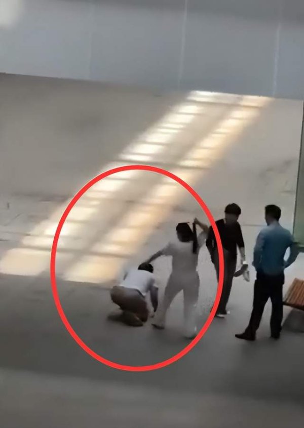 中期国际 曝一男子性侵15岁女孩，跪地求饶被女孩父母打死，现场曝光满地血