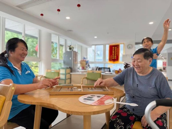 尊鼎配资 浙江杭州99元假期“短托养老”，让子女省心、老人舒心